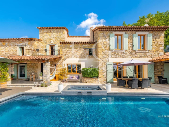 Charming stone farmhouse with outbuilding – within walking distance of the village