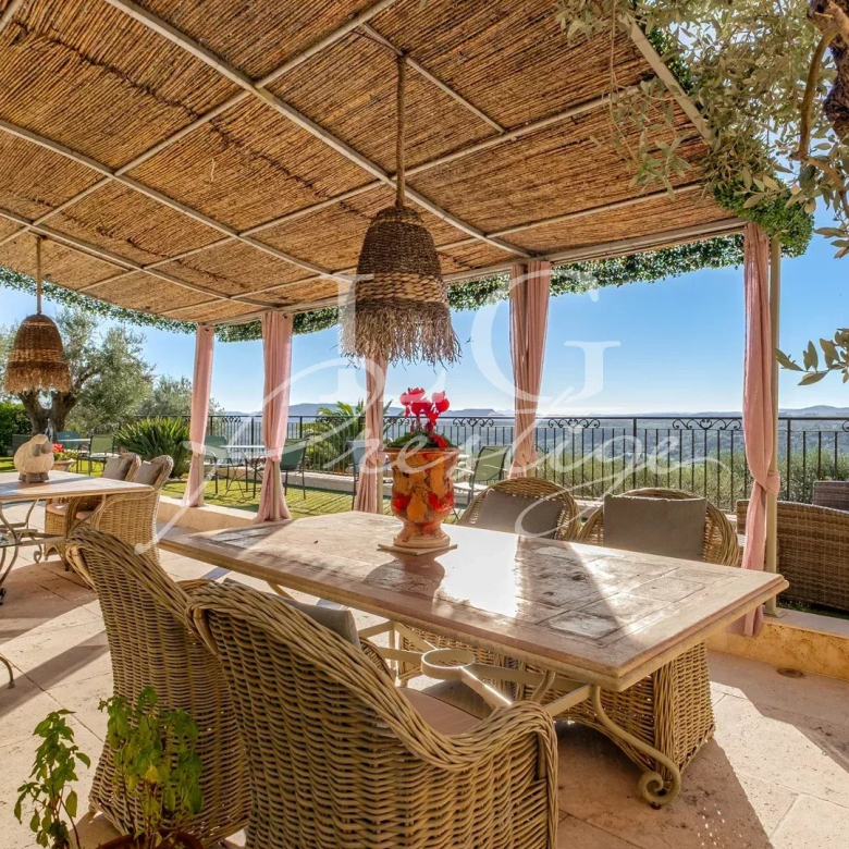 VUE PANORAMIQUE GOLF,  MASSIF DE L’ESTEREL et MERCANTOUR