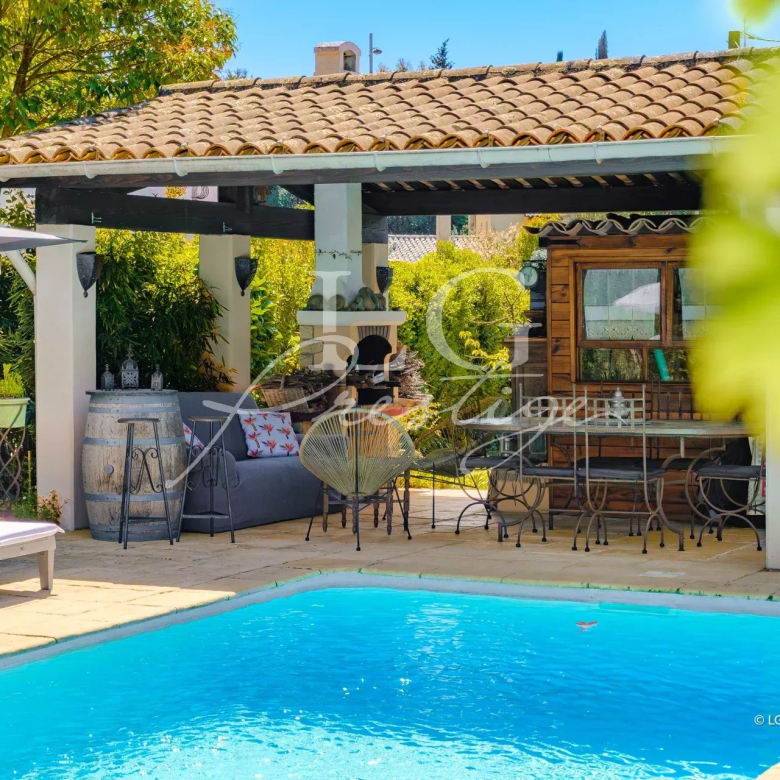 Villa with shops within walking distance