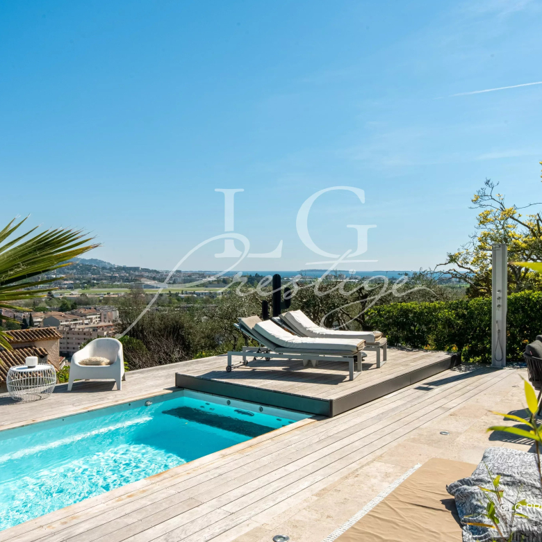 Villa with shops within walking distance