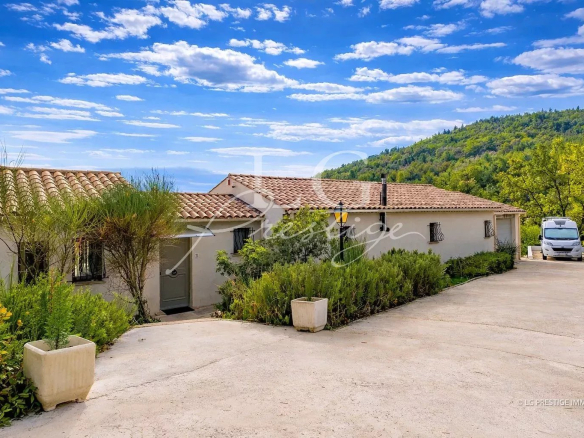 10 minutes from Callian – Superb villa with unobstructed views all the way to the sea, in absolute peace and quiet