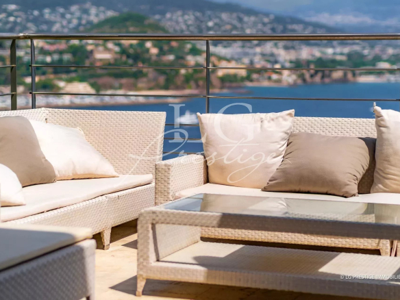 Villa contemporaine à Théoule-sur-Mer : Vue sur la baie de Cannes et les îles de Lérins