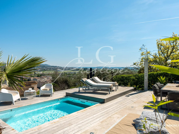 Maison avec vue mer et montagne entièrement rénovée et commerces à pied.