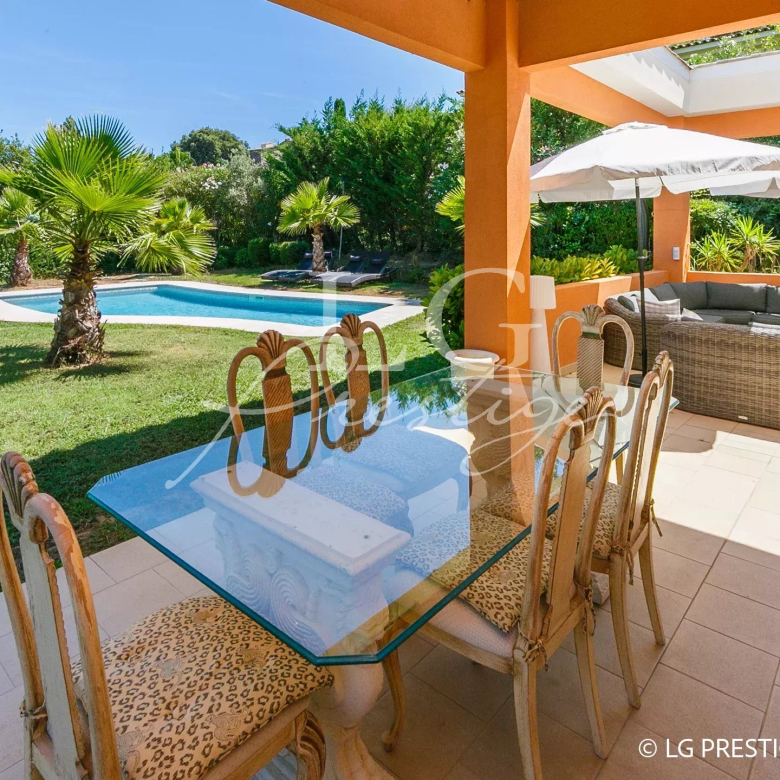 Maison avec vue mer et montagne entièrement rénovée et commerces à pied.
