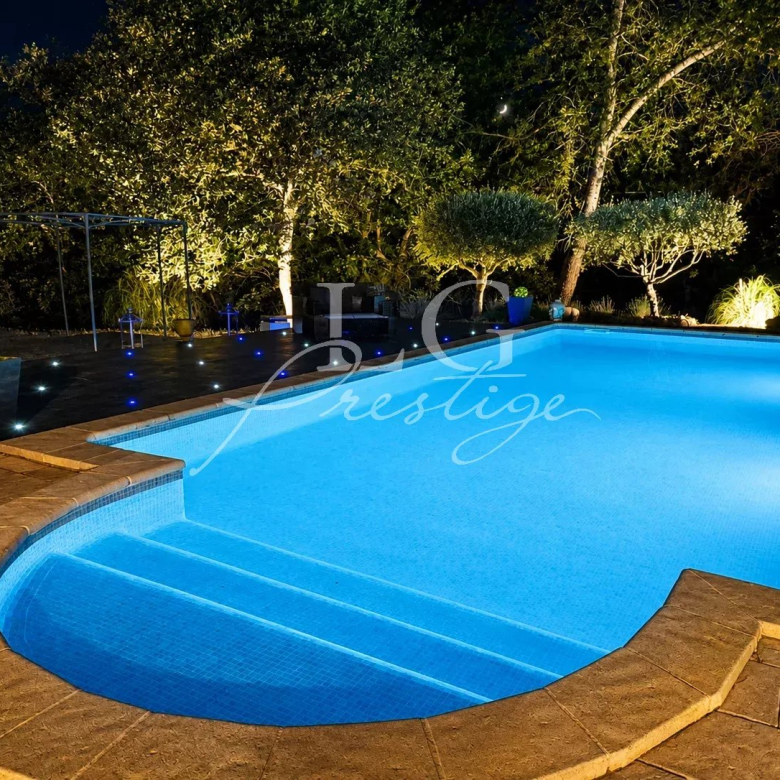 Magnificent country house with swimming pool and large grounds