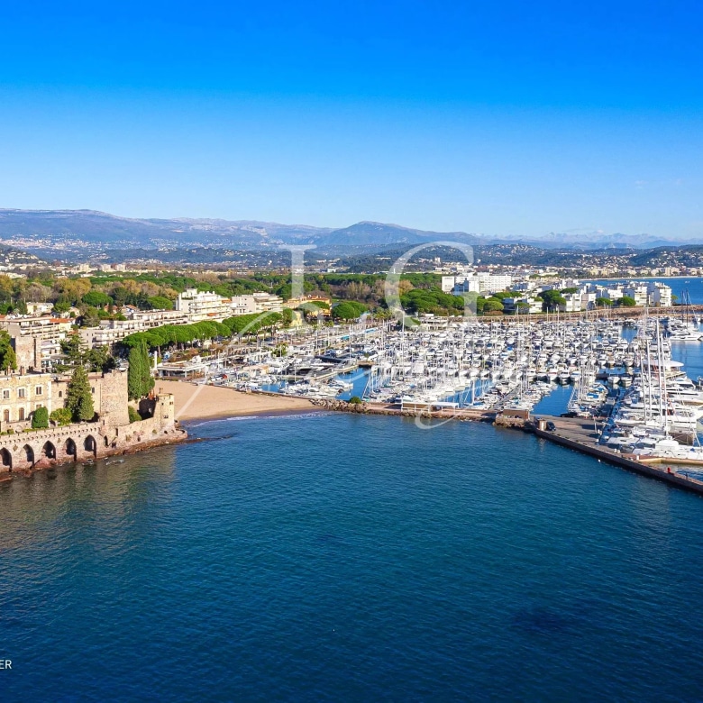 Luxury real estate photo | Charming Properties