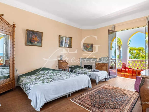 Room in an exceptional property in Cannes, with sea view and vintage decor.