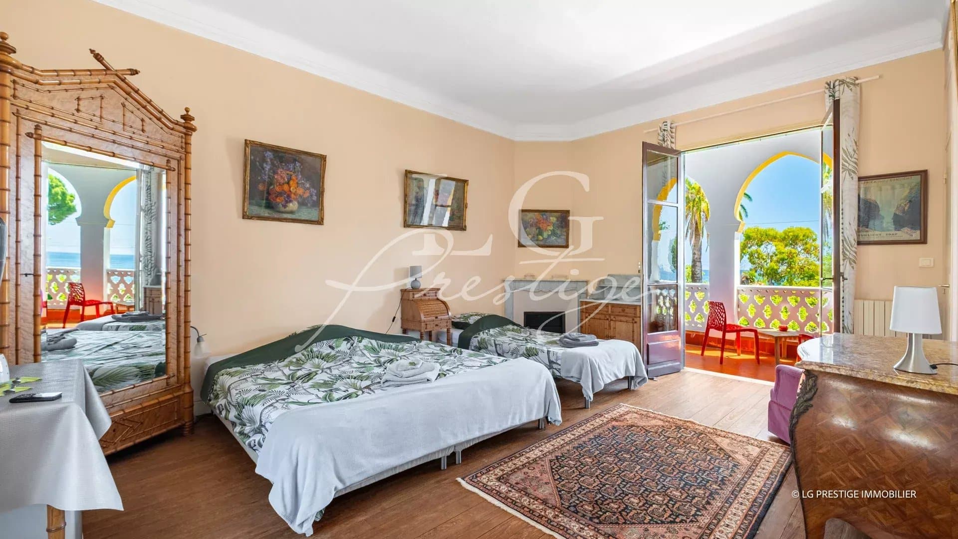 Room in an exceptional property in Cannes, with sea view and vintage decor.