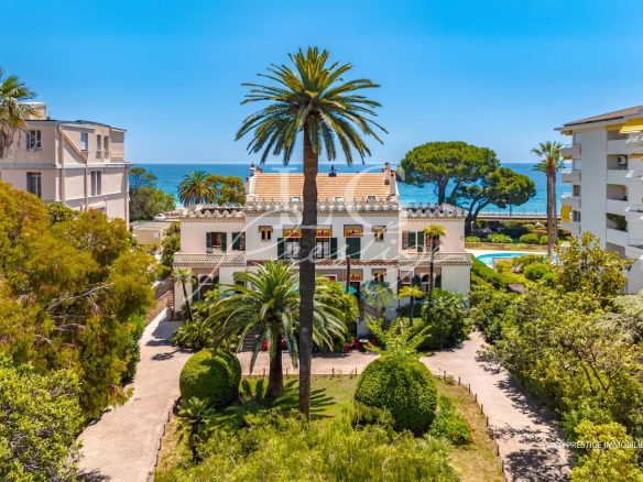 Exceptional 800 m² property on the seafront in Cannes, surrounded by palm trees and a wooded park.