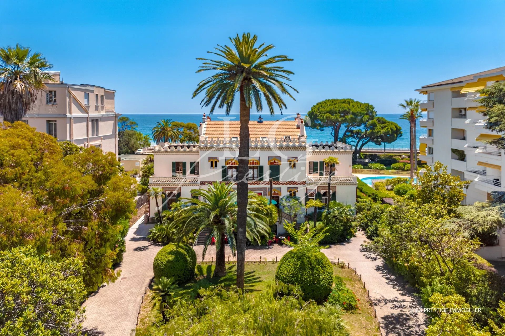 Exceptional 800 m² property on the seafront in Cannes, surrounded by palm trees and a wooded park.