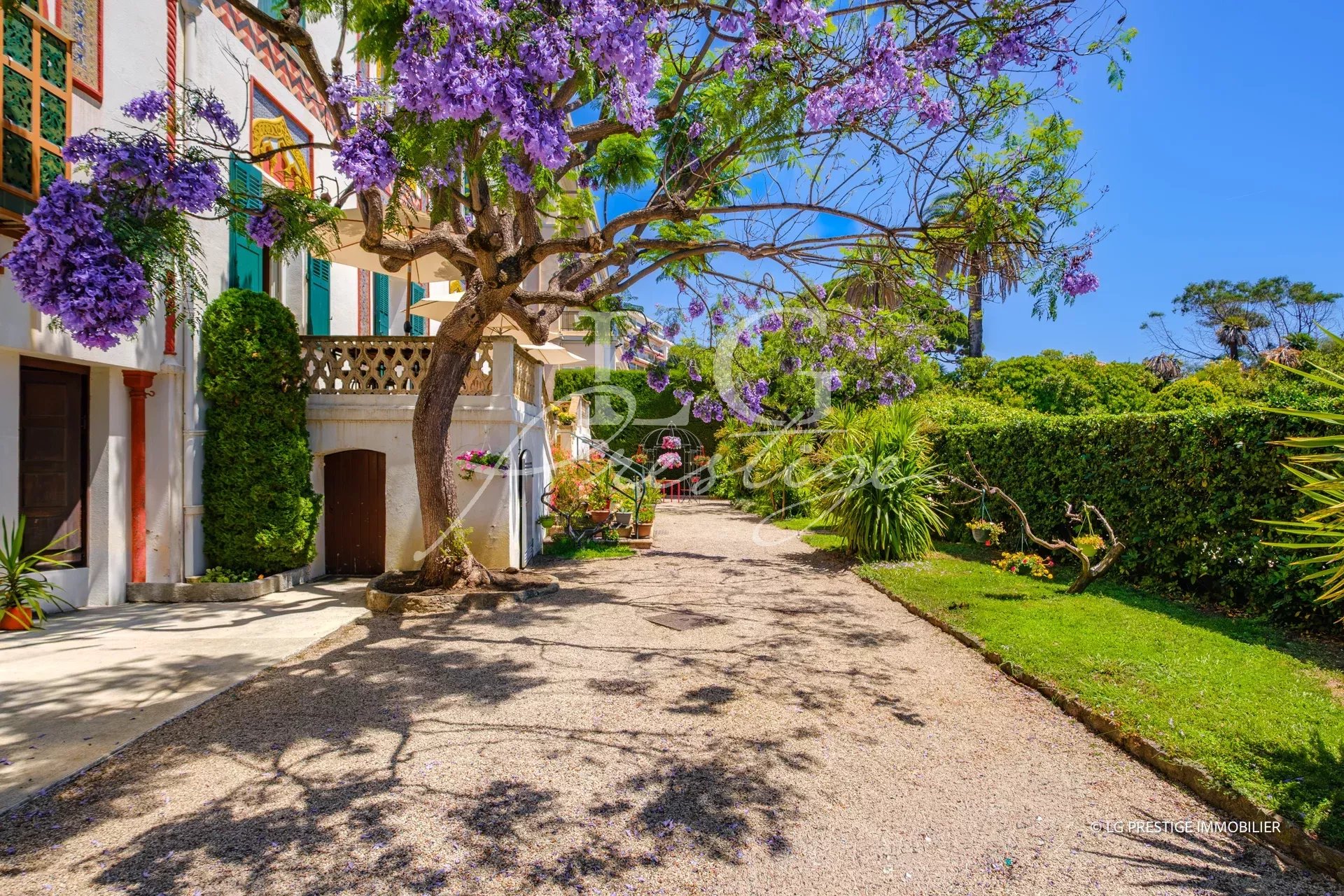 Driveway of an exceptional property with trees and flowers in Cannes.