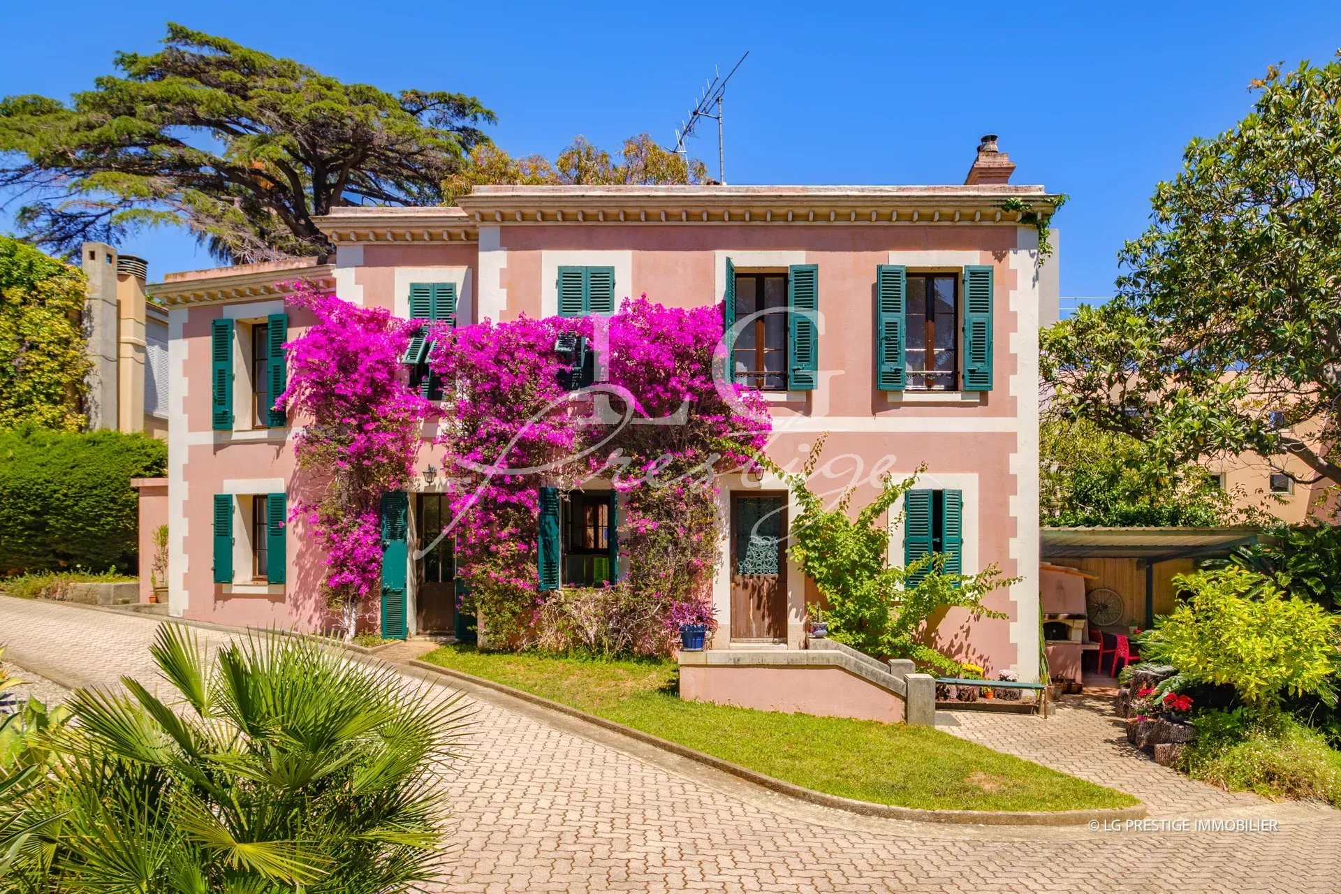 800 m² property with pink facade and flowers, located on the seafront in Cannes.