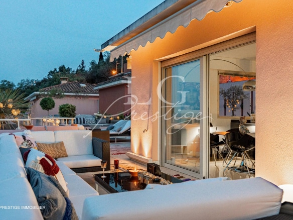 Terrasse d'une villa sur le toit avec vue sur la mer à Théoule-sur-Mer, salon extérieur confortable.