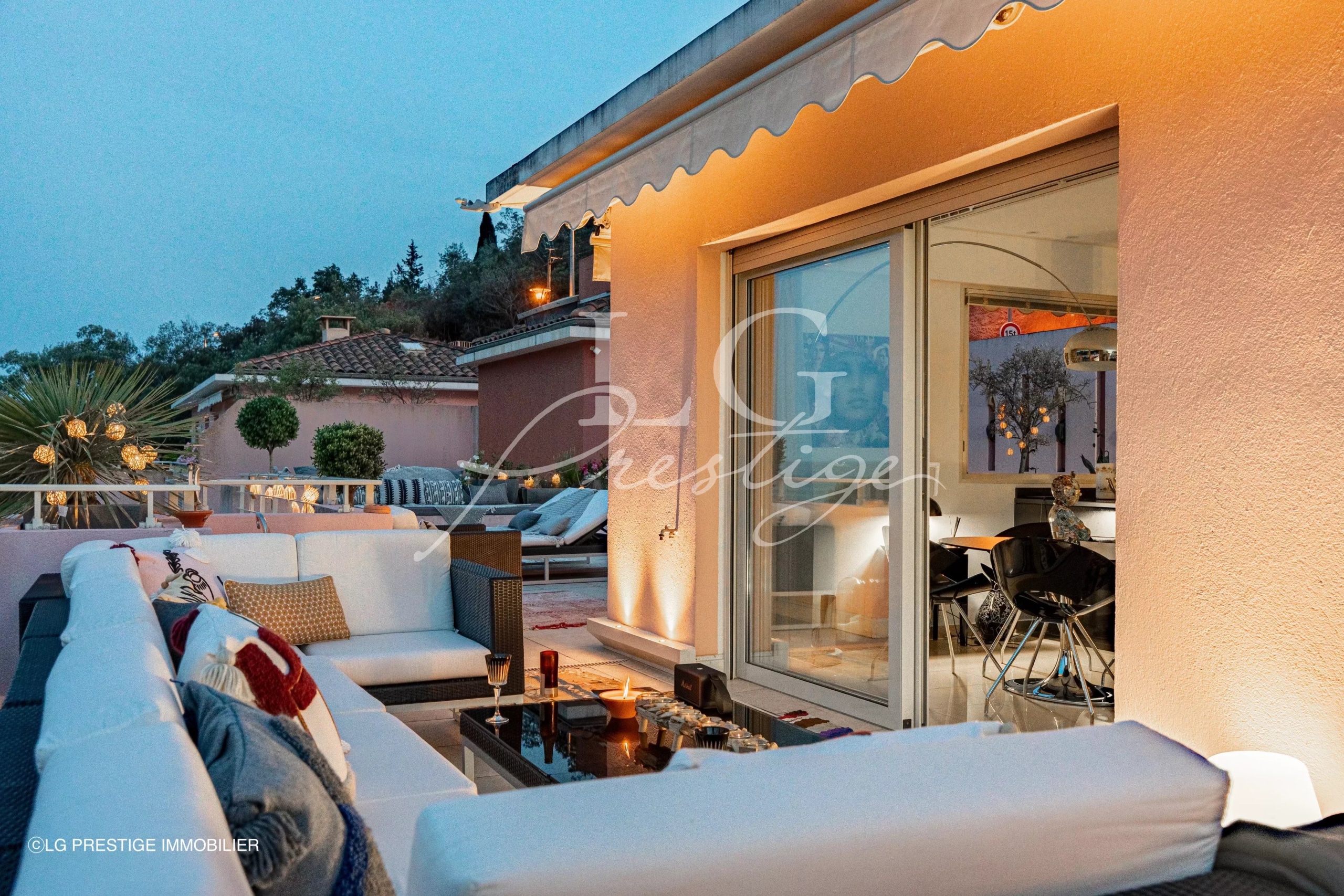 Villa sur le toit à Théoule-sur-Mer Terrasse d'une villa sur le toit avec vue sur la mer à Théoule-sur-Mer, salon extérieur confortable.