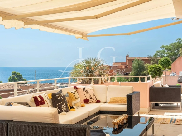 Terrasse d'une villa sur le toit avec vue sur la mer à Théoule-sur-Mer.