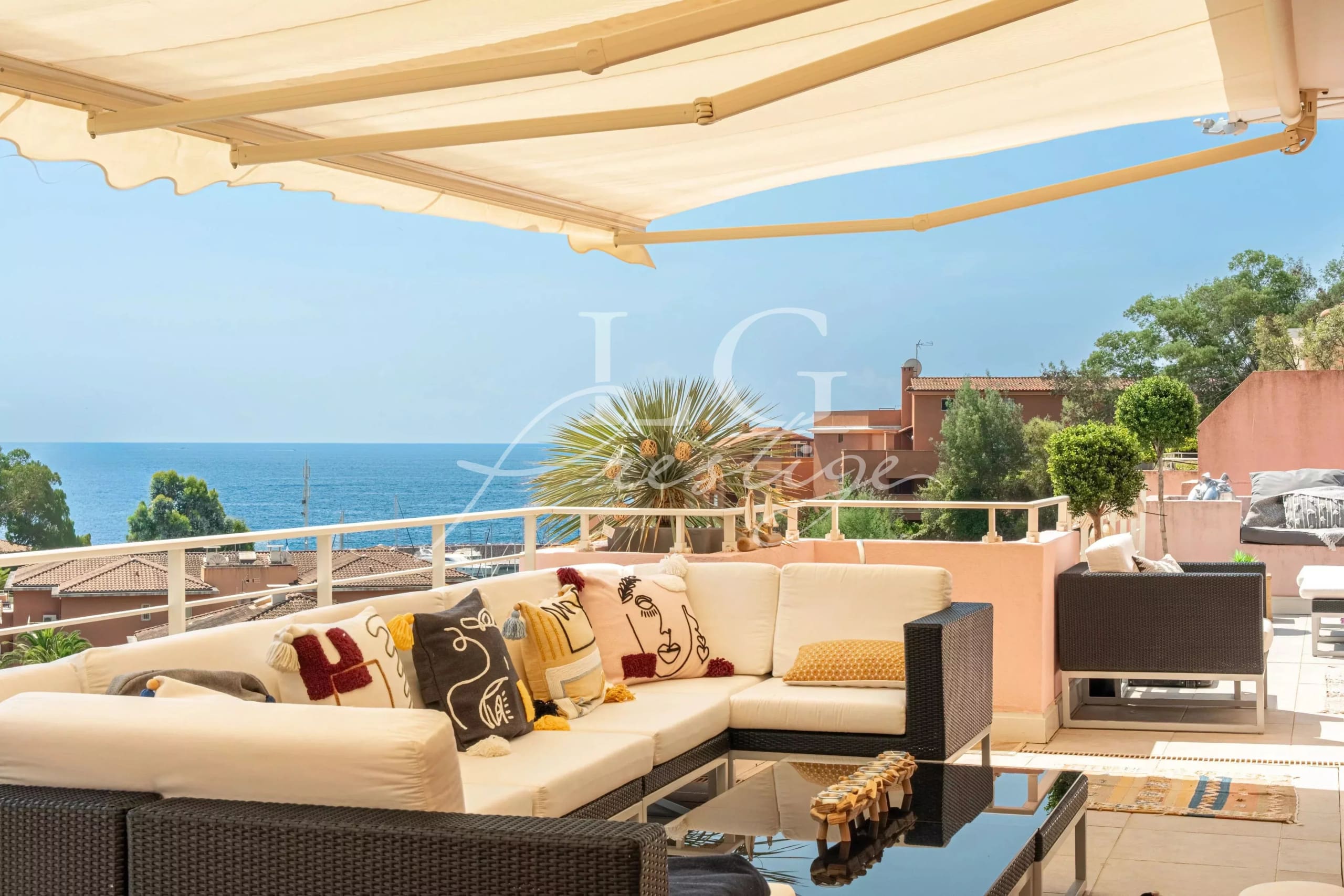 Villa sur le toit avec vue mer Terrasse d'une villa sur le toit avec vue sur la mer à Théoule-sur-Mer.