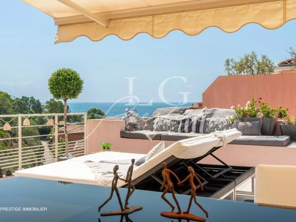 Villa sur le toit avec terrasse et vue sur la mer à Théoule-sur-Mer.