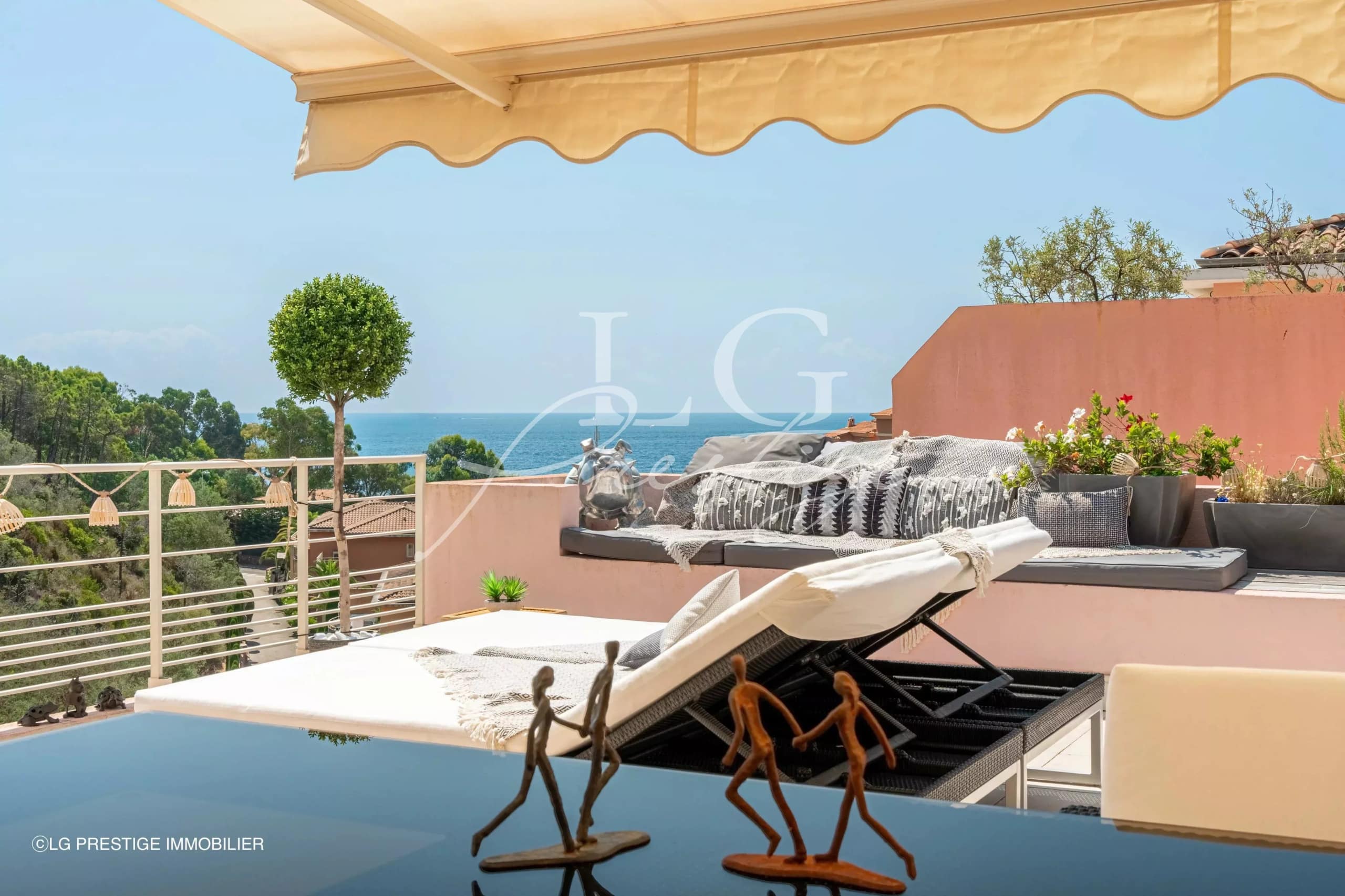 Villa sur le toit à Théoule-sur-Mer Villa sur le toit avec terrasse et vue sur la mer à Théoule-sur-Mer.