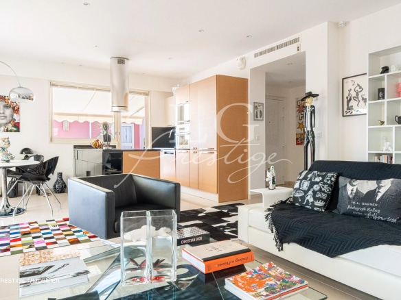 Intérieur d'une villa sur le toit avec salon moderne et cuisine ouverte.