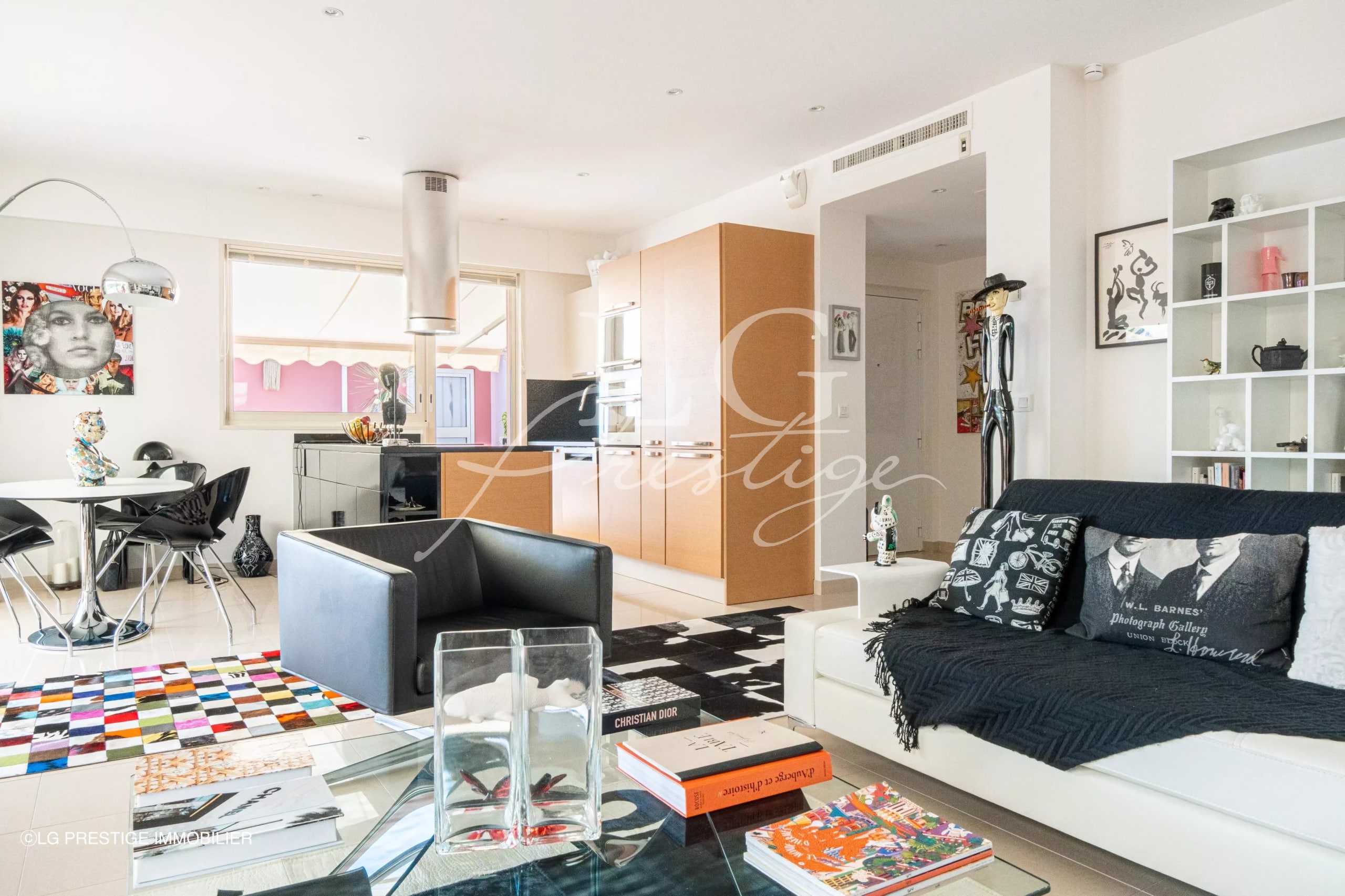 Intérieur d’une villa sur le toit à Théoule-sur-Mer Intérieur d'une villa sur le toit avec salon moderne et cuisine ouverte.