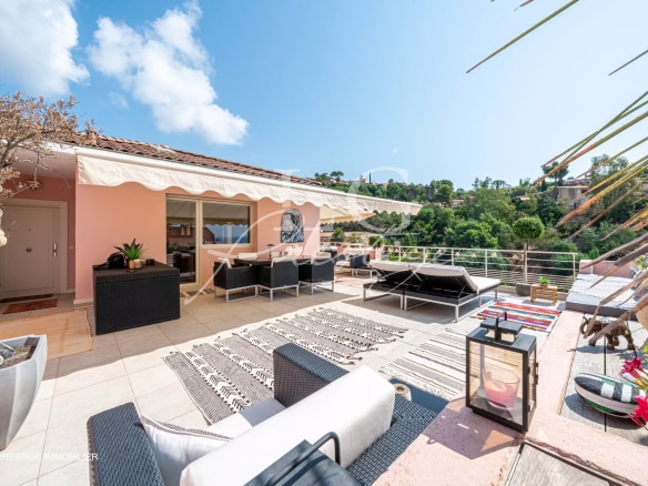 Villa sur le toit avec terrasse de 170 m² et vue sur la mer à Théoule-sur-Mer.