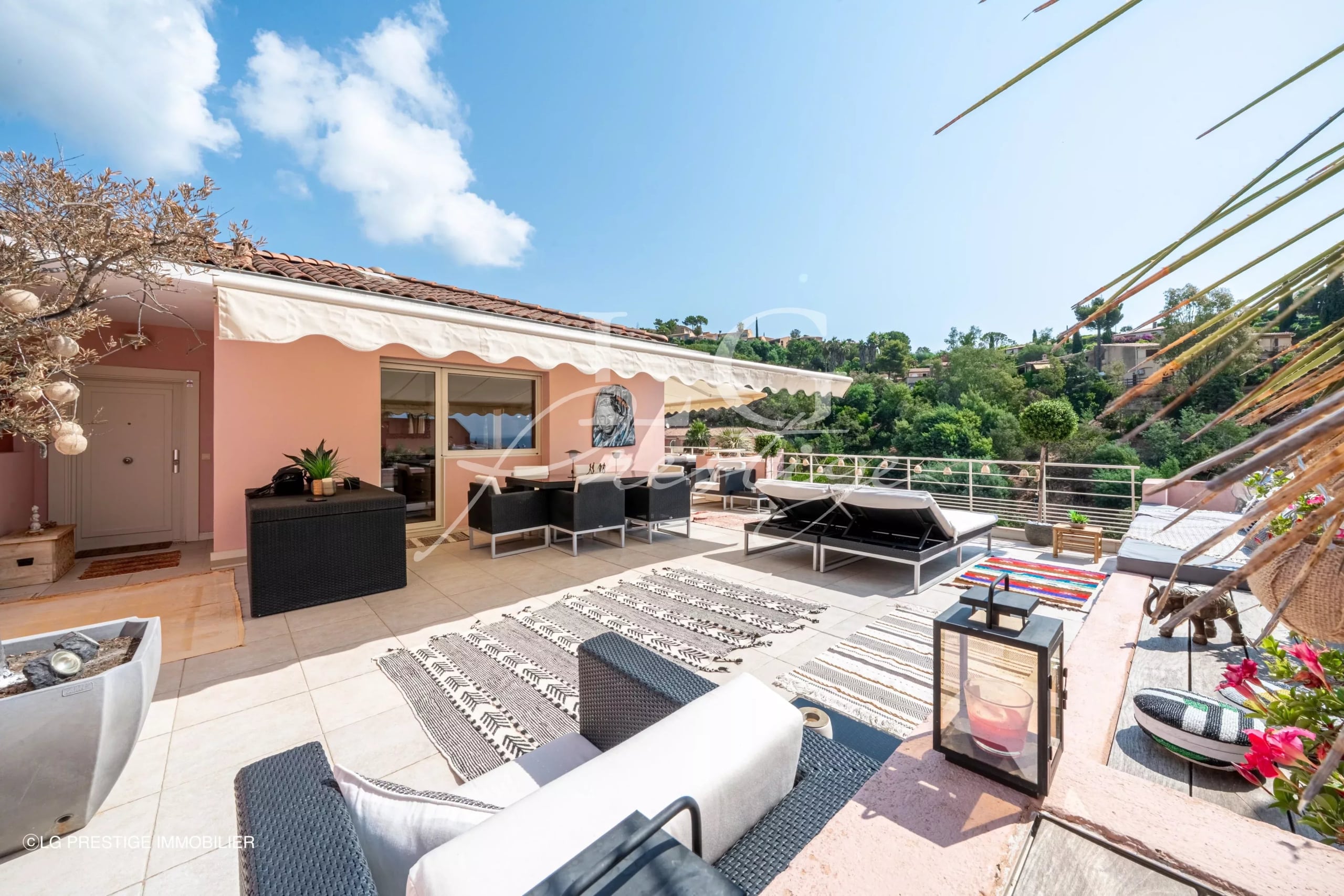 Villa sur le toit à Théoule-sur-Mer Villa sur le toit avec terrasse de 170 m² et vue sur la mer à Théoule-sur-Mer.
