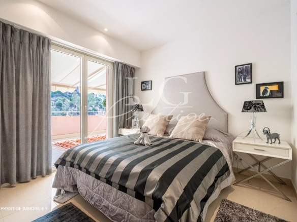 Chambre d'une villa sur le toit à Théoule-sur-Mer avec accès à une terrasse.