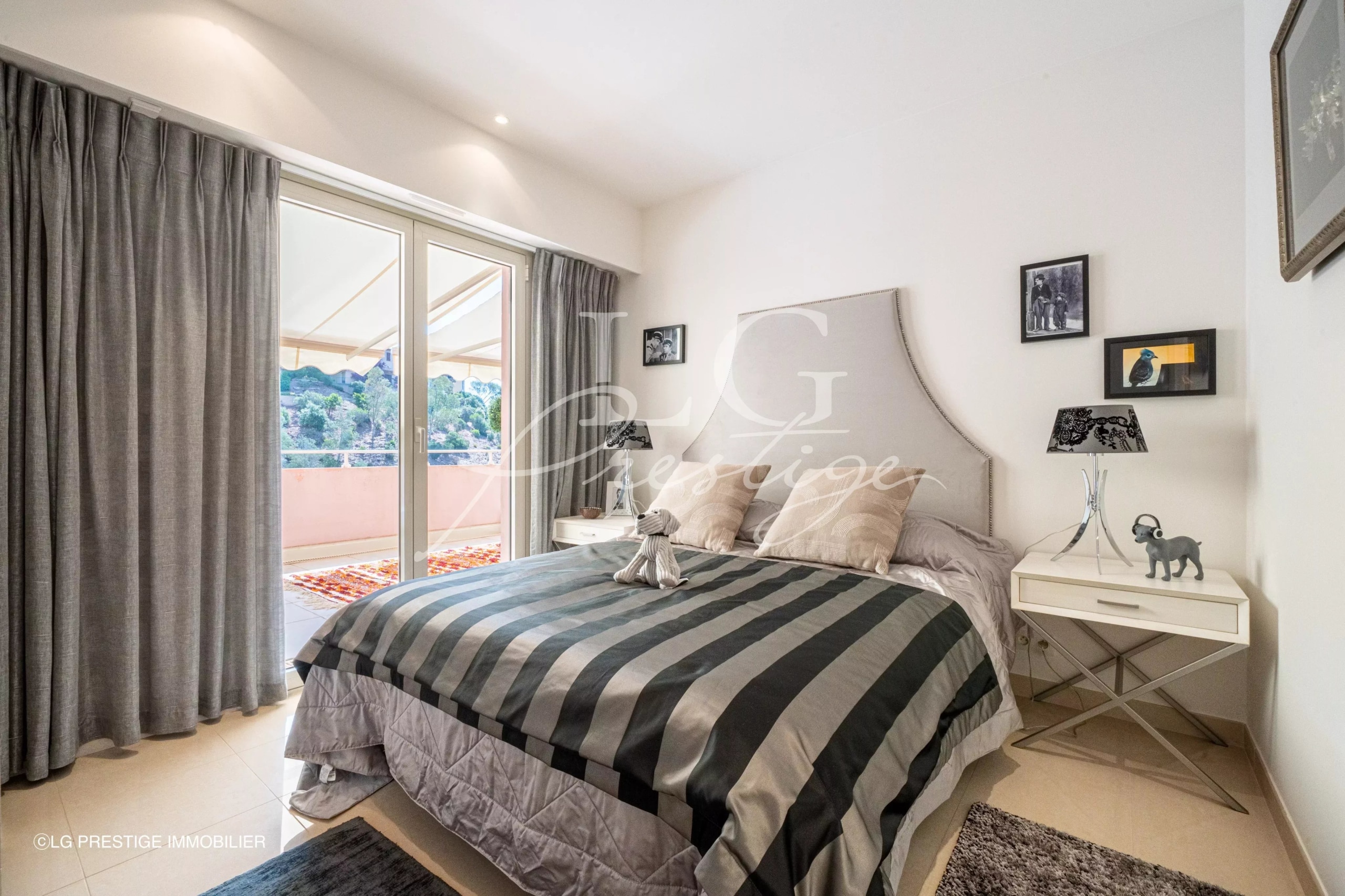 Chambre de villa avec terrasse Chambre d'une villa sur le toit à Théoule-sur-Mer avec accès à une terrasse.