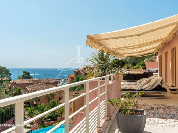 Terrasse d'une villa sur le toit avec vue sur la mer à Théoule-sur-Mer.