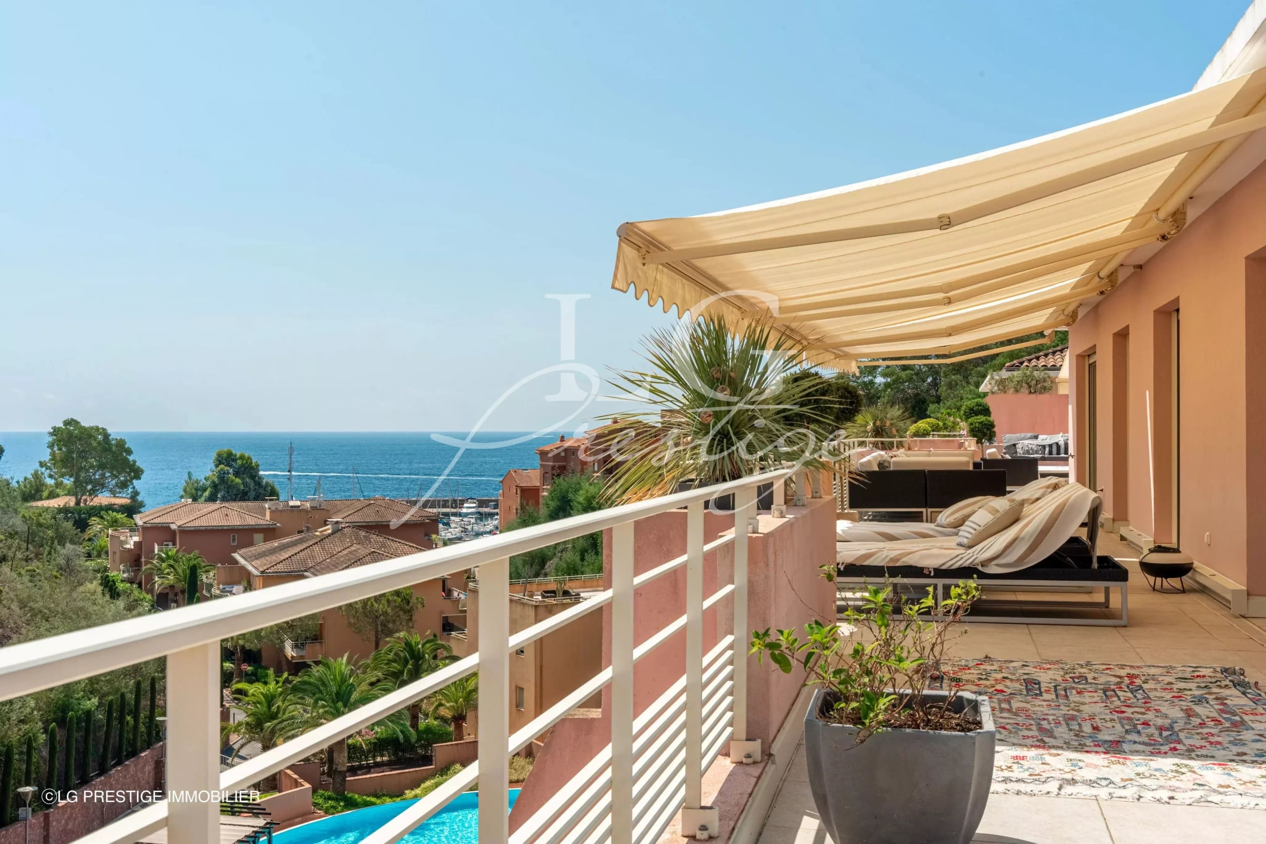 Villa sur le toit à Théoule-sur-Mer Terrasse d'une villa sur le toit avec vue sur la mer à Théoule-sur-Mer.