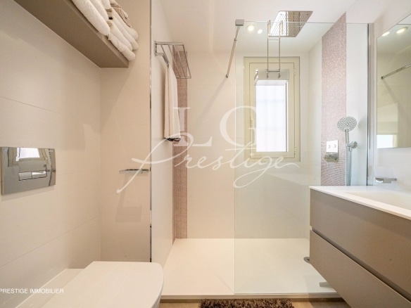 Salle de bain moderne avec douche et lavabo dans une villa sur le toit à Théoule-sur-Mer.