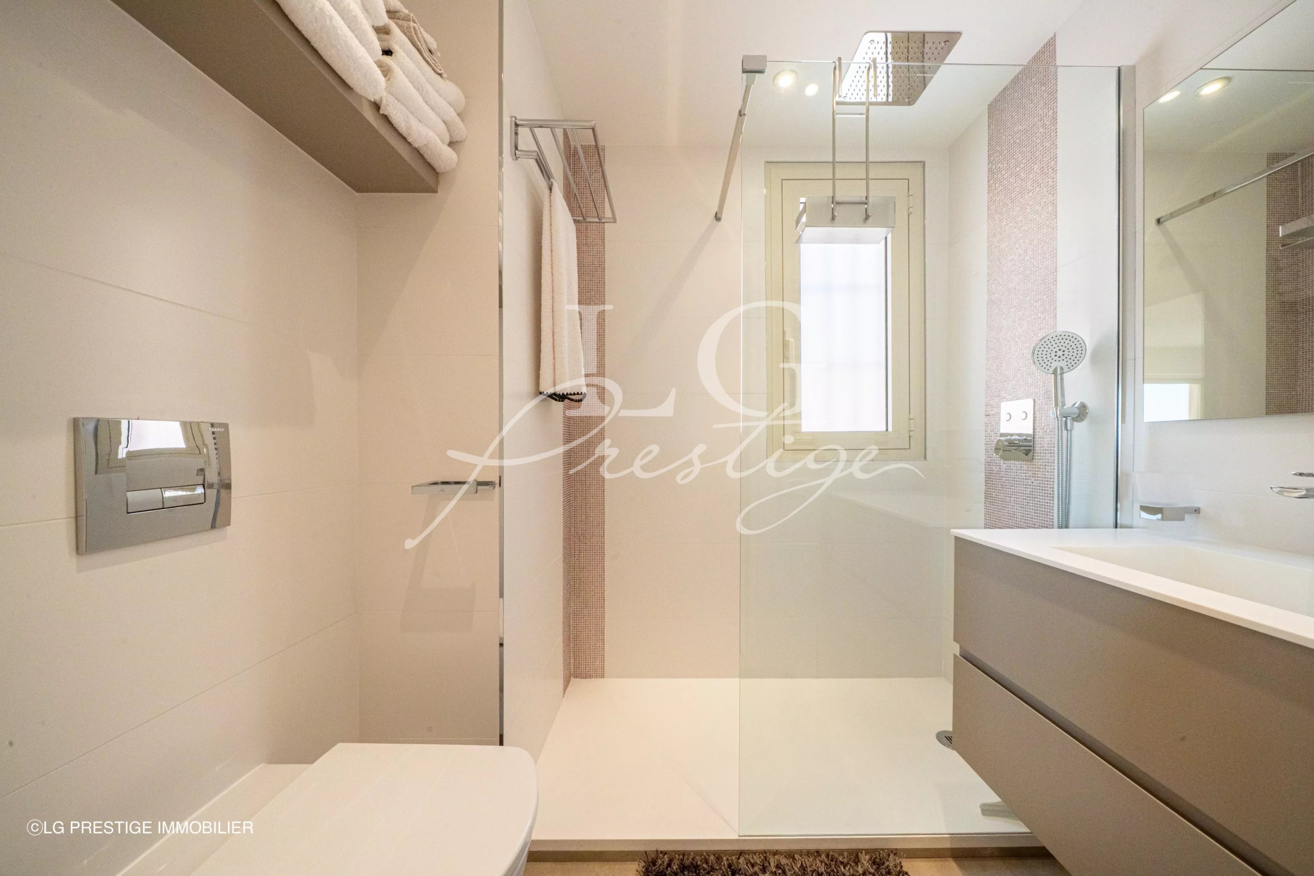 Salle de bain de la villa sur le toit Salle de bain moderne avec douche et lavabo dans une villa sur le toit à Théoule-sur-Mer.