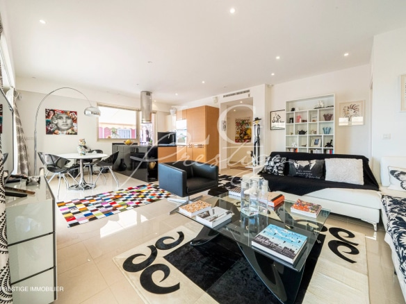 Intérieur d'une villa sur le toit avec salon moderne et terrasse vue mer à Théoule-sur-Mer.