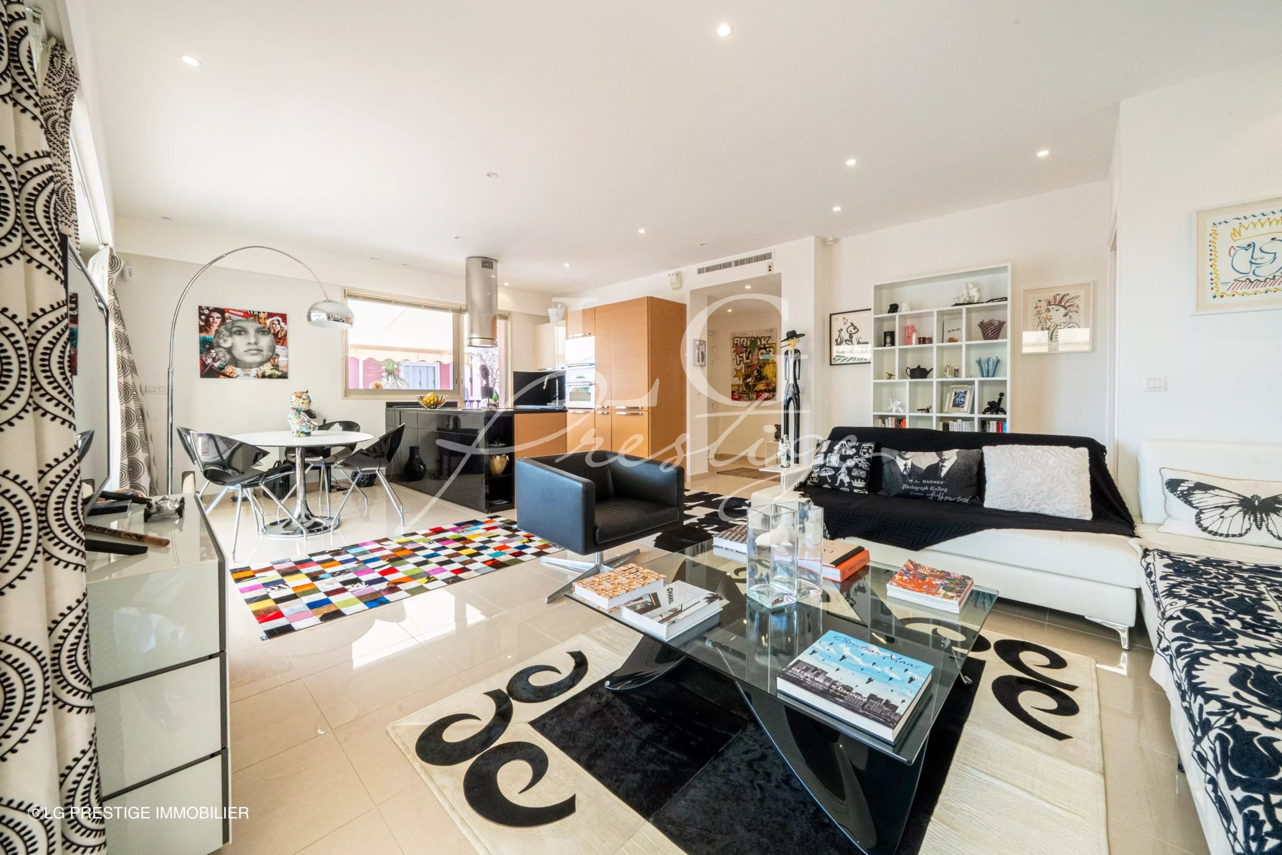 Villa sur le toit à Théoule-sur-Mer Intérieur d'une villa sur le toit avec salon moderne et terrasse vue mer à Théoule-sur-Mer.