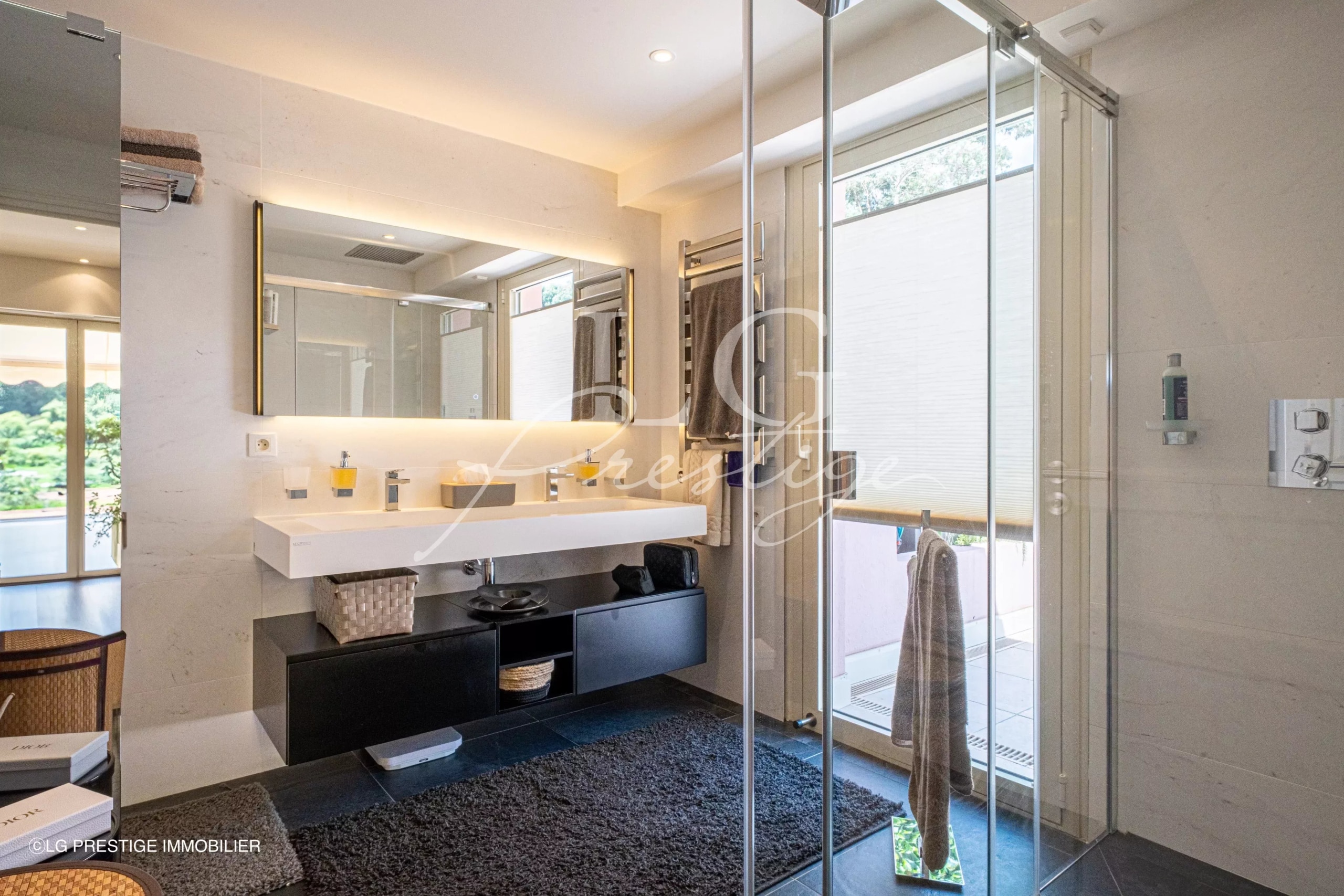 Salle de bain de villa sur le toit Salle de bain moderne avec douche en verre et lavabo dans une villa sur le toit à Théoule-sur-Mer.