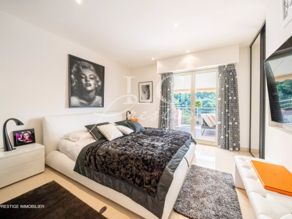 Chambre d'une villa sur le toit avec vue mer à Théoule-sur-Mer, décor moderne et balcon.
