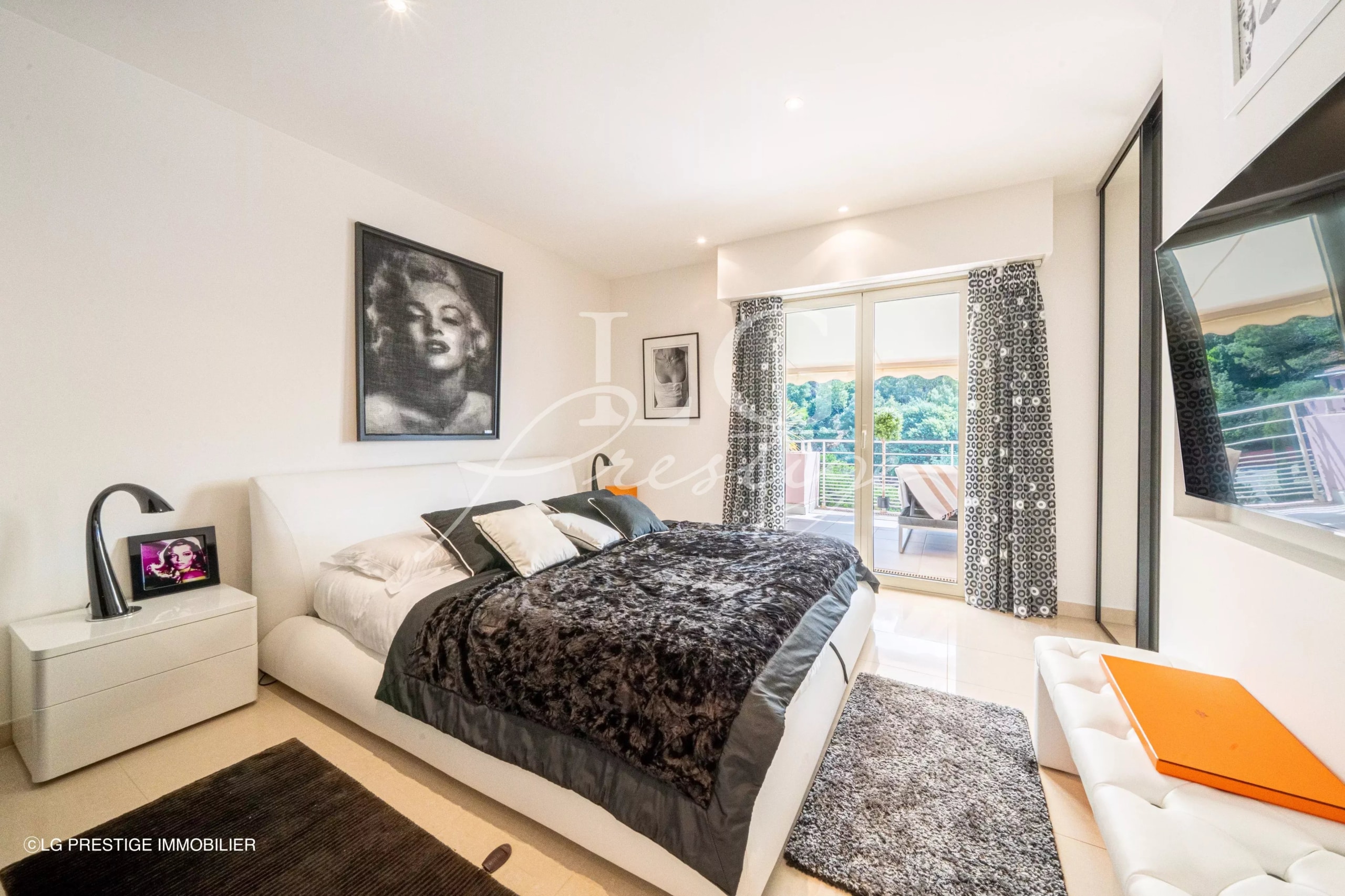 Chambre moderne avec vue à Théoule-sur-Mer Chambre d'une villa sur le toit avec vue mer à Théoule-sur-Mer, décor moderne et balcon.