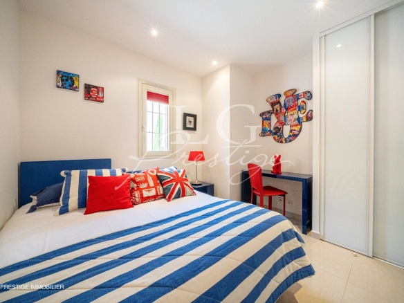 Chambre d'une villa sur le toit avec décoration moderne et vue sur la mer à Théoule-sur-Mer.