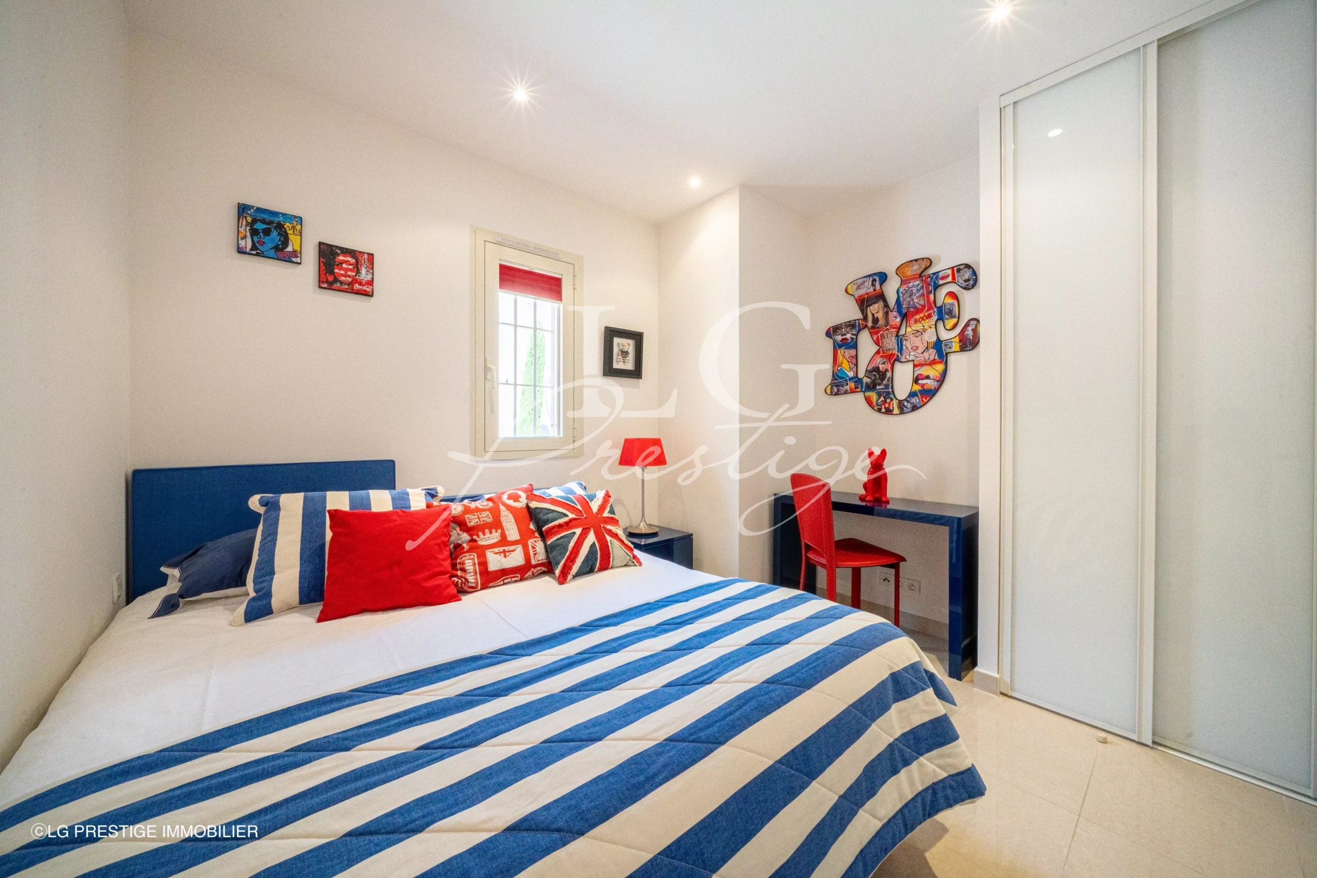 Chambre moderne dans une villa sur le toit Chambre d'une villa sur le toit avec décoration moderne et vue sur la mer à Théoule-sur-Mer.