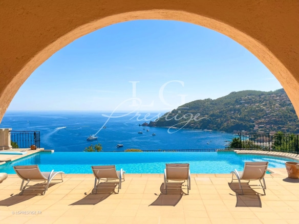Panoramic sea view from a villa with swimming pool in Théoule-sur-Mer.