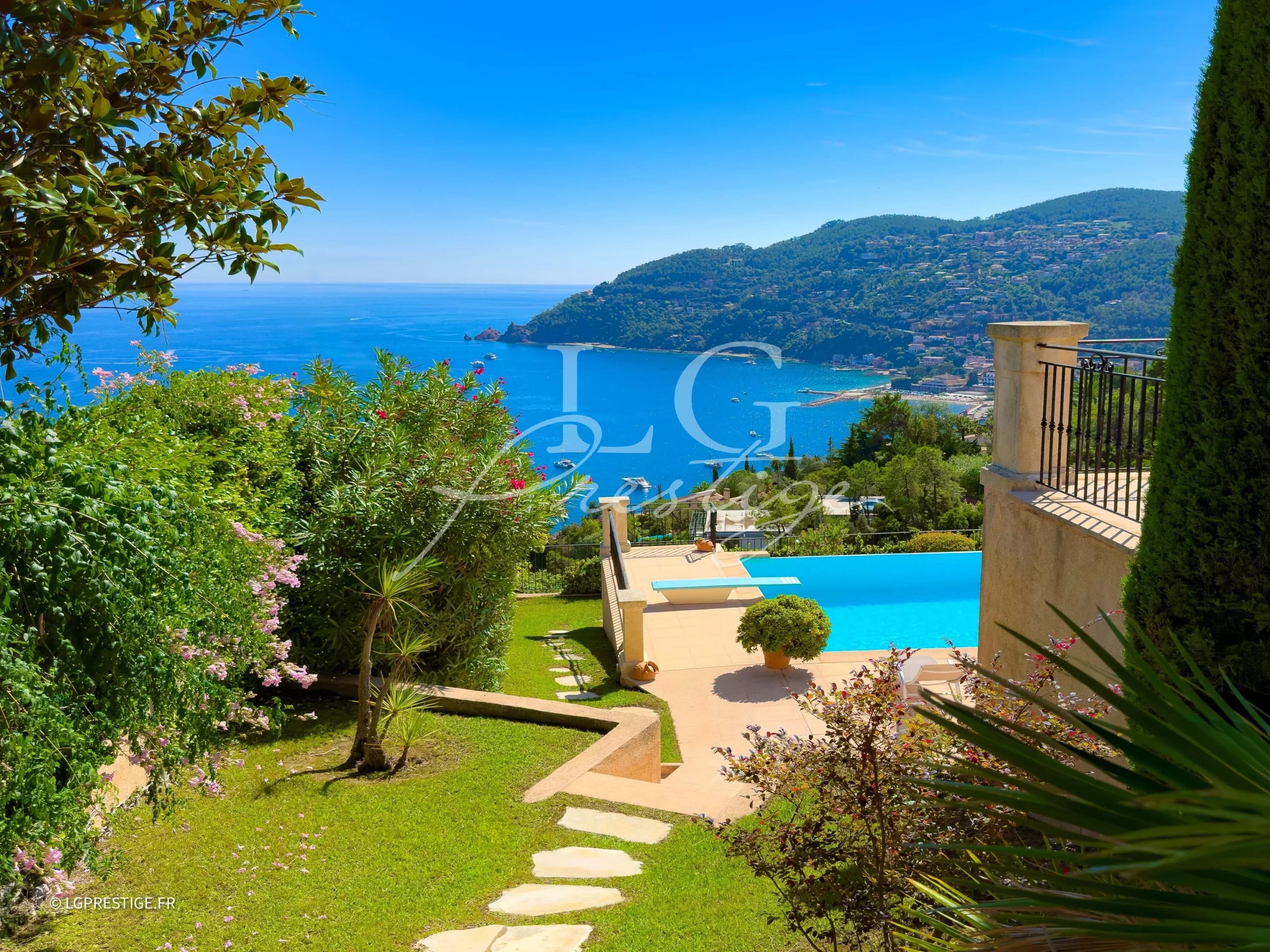 Panoramic sea view from a Provençal villa in Théoule-sur-Mer, with swimming pool and garden.