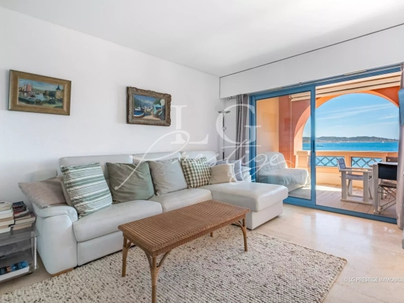 Bright living room of an apartment with sea view in Théoule-sur-Mer.