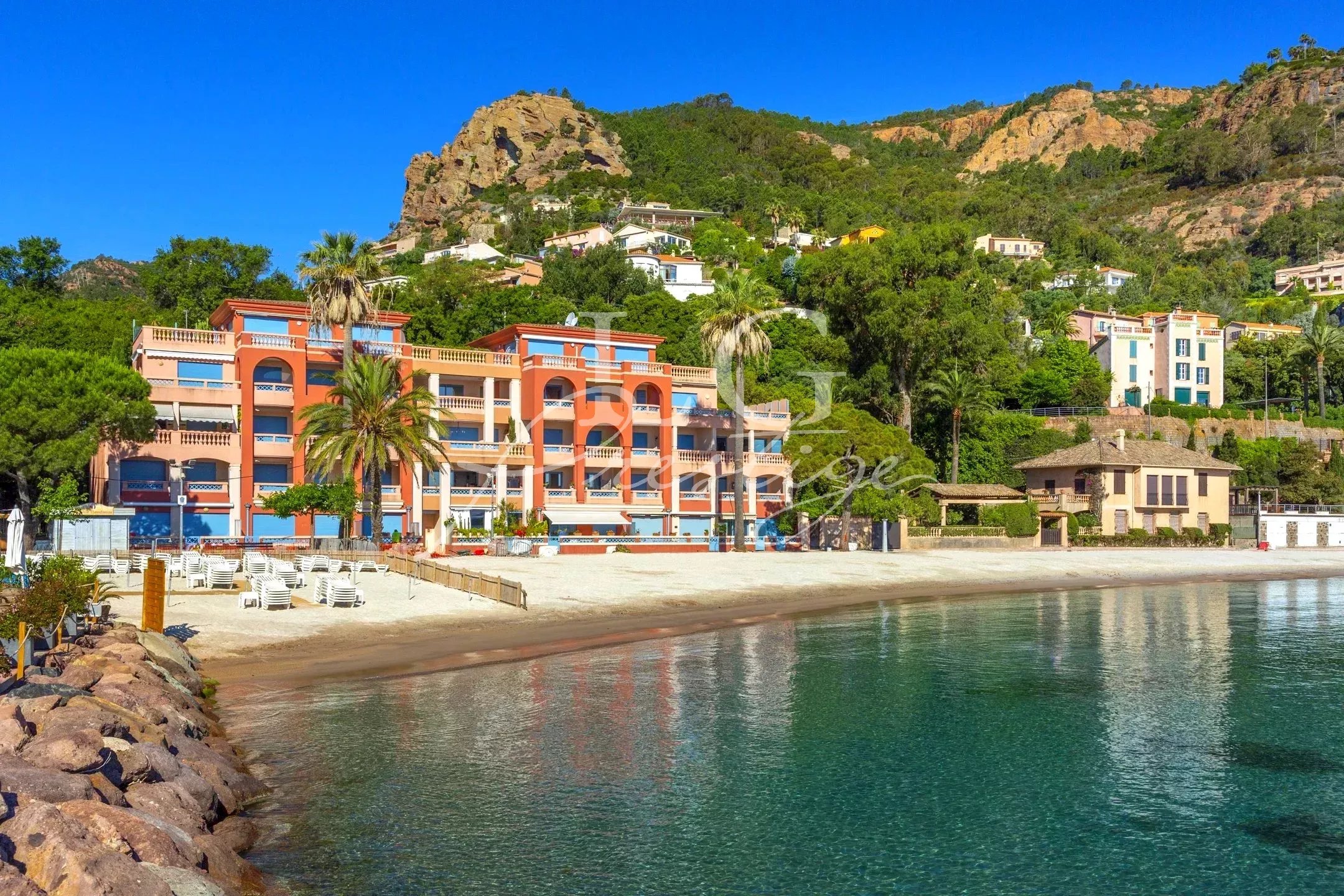View of a seaside apartment in Théoule-sur-Mer, with direct access to the beach.