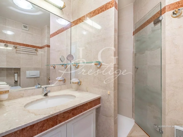 Modern bathroom with shower and sink in an apartment in Théoule-sur-Mer.