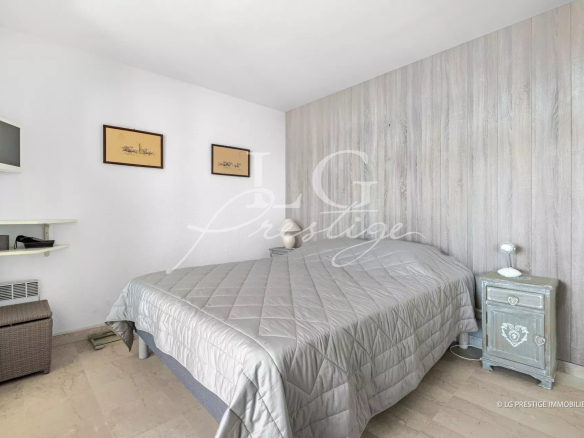 Room in an apartment in Théoule-sur-Mer with a double bed and simple decor.