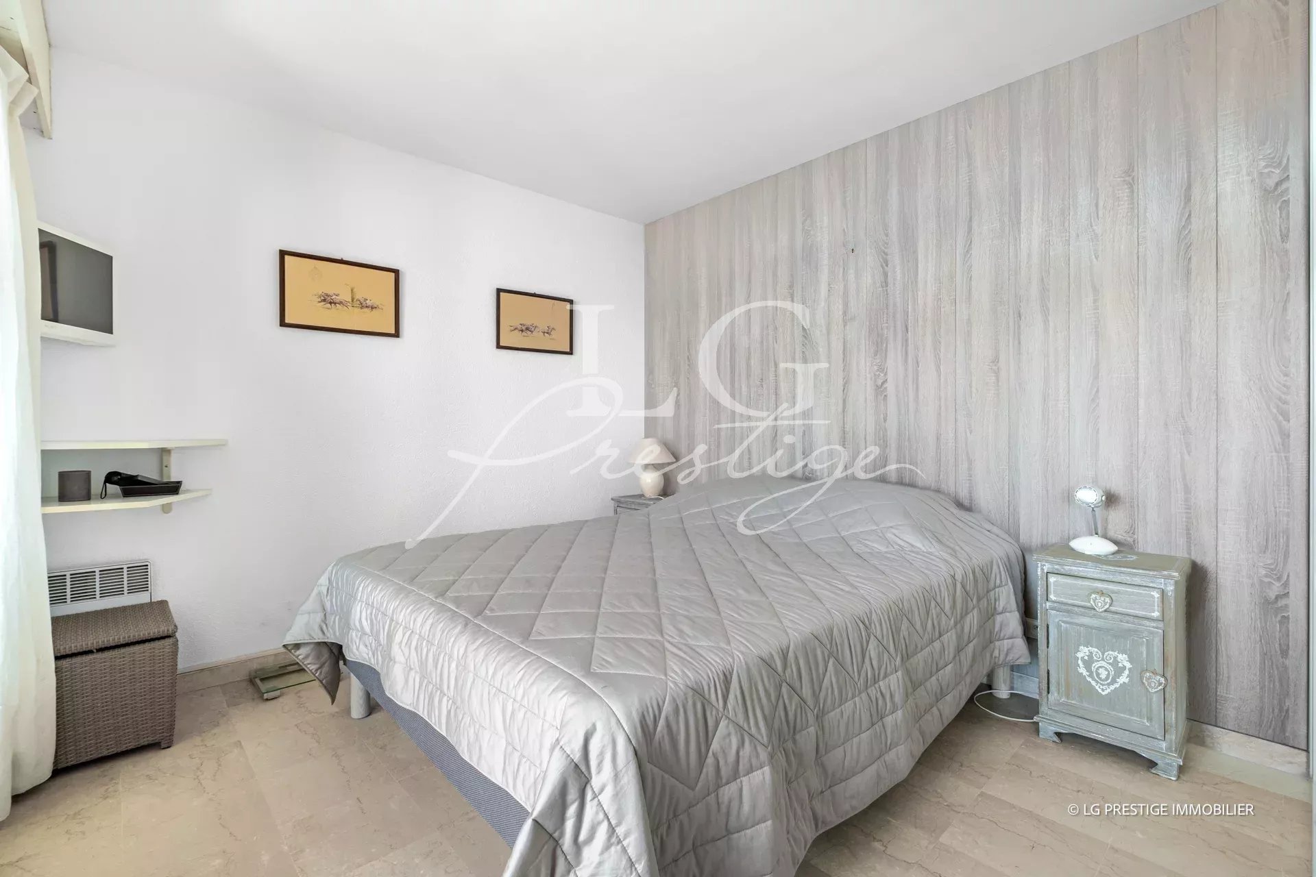 Room in an apartment in Théoule-sur-Mer with a double bed and simple decor.