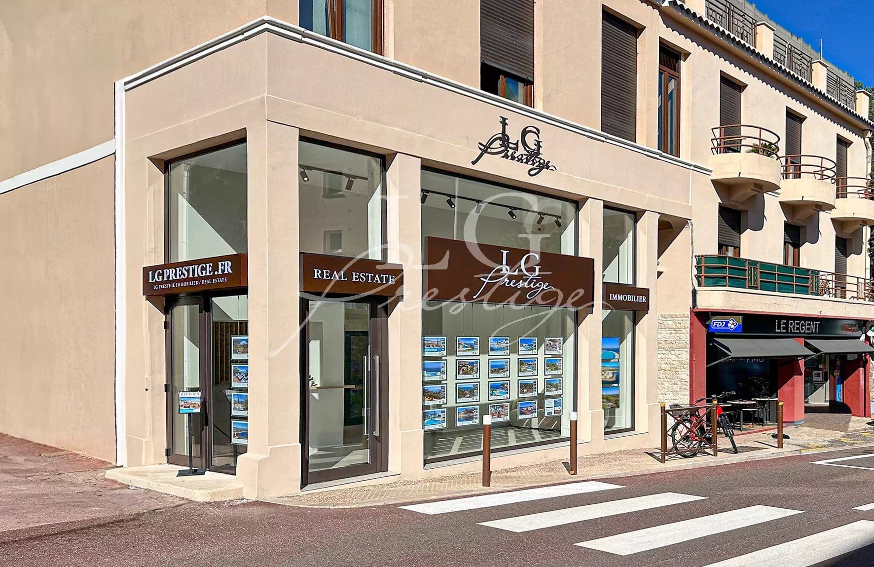 Real estate agency with shop windows displaying advertisements in Théoule-sur-Mer.
