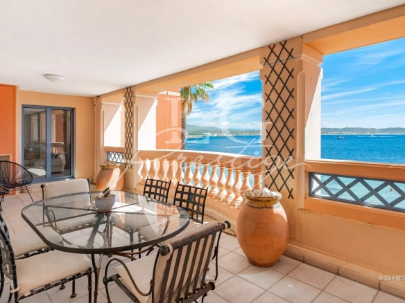 Terrace of an apartment with sea view in Théoule-sur-Mer, glass and metal garden furniture.