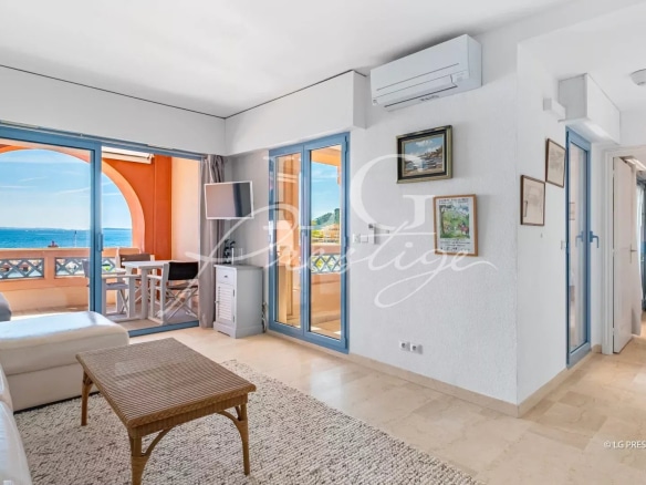Interior of a bright apartment with sea view in Théoule-sur-Mer, living room and terrace.