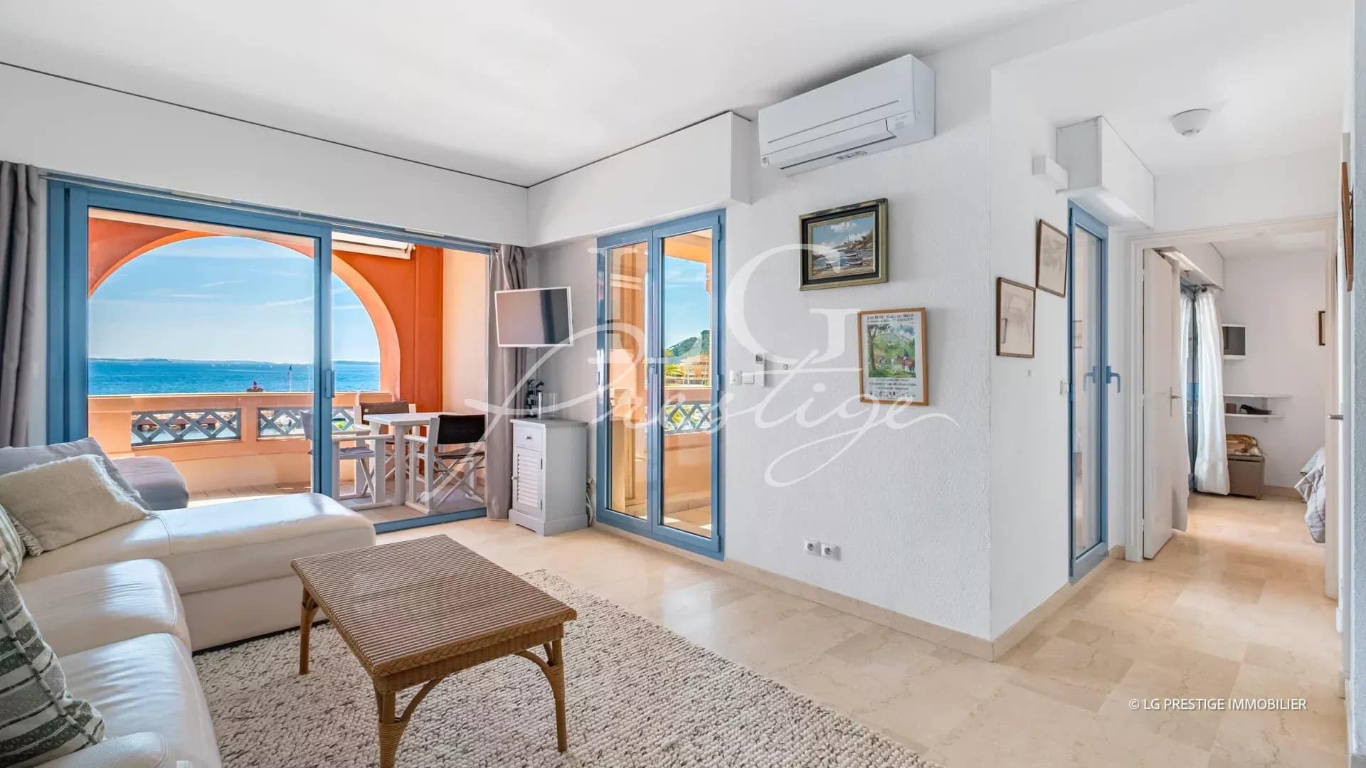 Interior of a bright apartment with sea view in Théoule-sur-Mer, living room and terrace.